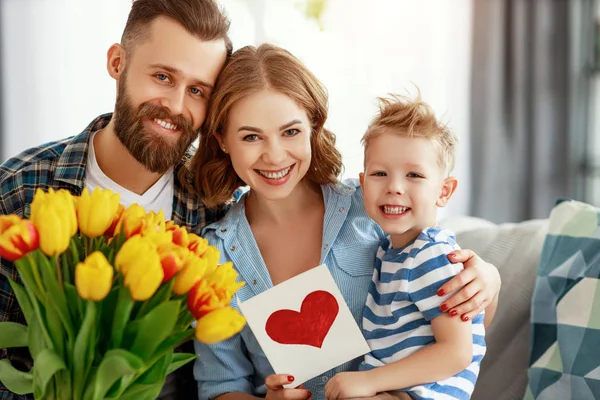 Glücklicher Muttertag Vater Und Sohn Gratulieren Mutter Zum Urlaub Und — Stockfoto