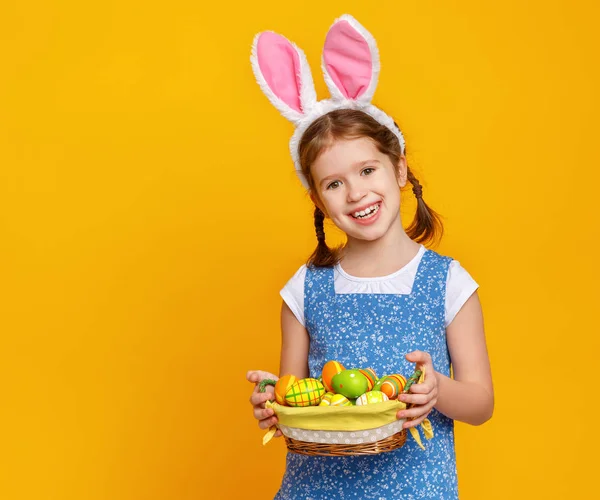 Divertida Niña Feliz Con Huevos Pascua Orejas Conejo Fondo Amarillo — Foto de Stock