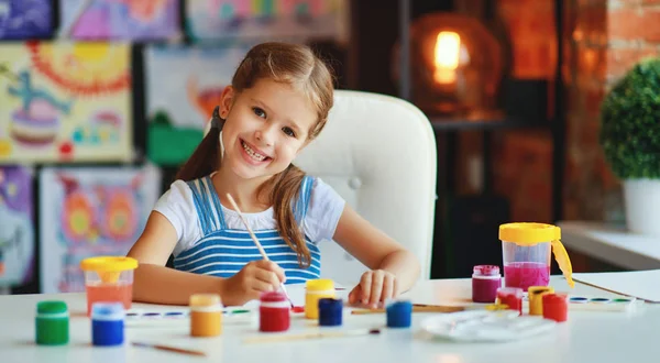 Feliz Divertido Niño Chica Dibuja Riendo Con Dolor —  Fotos de Stock