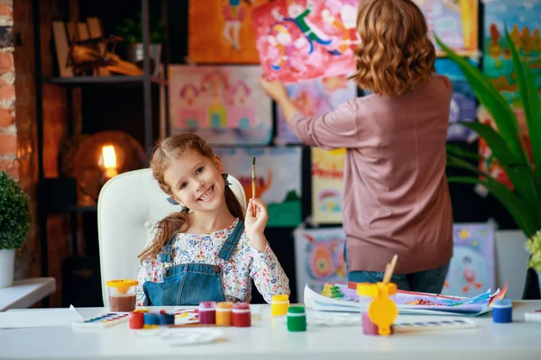 Mãe Criança Filha Pintura Desenha Estão Envolvidos Criatividade Jardim Infância — Fotografia de Stock
