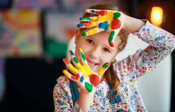 Feliz Engraçado Criança Menina Desenha Rindo Mostra Mãos Sujas Com — Fotografia de Stock