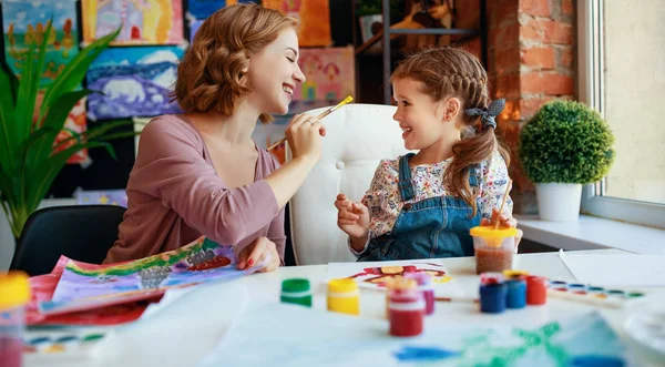 Mãe Criança Filha Pintura Desenha Estão Envolvidos Criatividade Jardim Infância — Fotografia de Stock