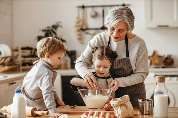 Happy Family Grandmother Grandchildren Cook Kitchen Knead Dough Bake Cookie — 스톡 사진