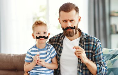 Babalar günü. Mutlu komik aile oğlu ve baba holida üzerinde bıyık ile