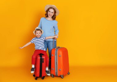 İyi yolculuklar! Gezginler ailesi çantalı anne ve çocuk. Biletler ve pasaportlar renkli sarı arka grupta.