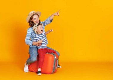 İyi yolculuklar! Gezginler ailesi çantalı anne ve çocuk. Biletler ve pasaportlar renkli sarı arka grupta.