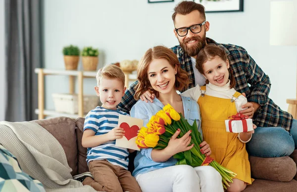 Glücklicher Muttertag Vater Und Kinder Gratulieren Mutter Zum Urlaub Und — Stockfoto