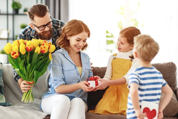 Happy Mother Day Father Children Congratulate Mother Holiday Give Flower — Stock Photo, Image