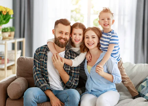 Glückliche Familienmutter Vater Und Kinder Hause Auf Der Couch — Stockfoto