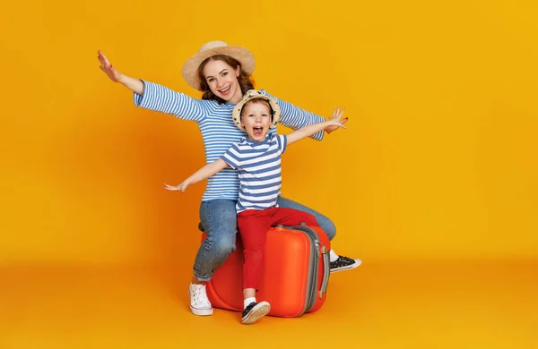 Feliz Viaje Familia Viajeros Madre Hijo Con Entradas Maletas Pasaportes — Foto de Stock