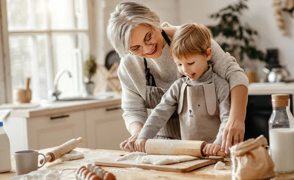 Szczęśliwy Rodzina Babcia Wnuk Dziecko Gotować Kuchni Ugniatać Ciasto Piec — Zdjęcie stockowe
