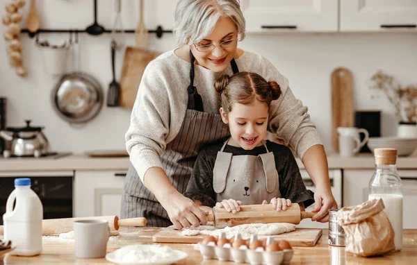 Happy Family Grandmother Granddaughter Child Cook Kitchen Knead Dough Bake — 스톡 사진