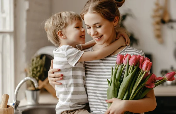 Šťastný Den Matek Dětský Syn Blahopřeje Matce Dovolenou Dává Květinu — Stock fotografie