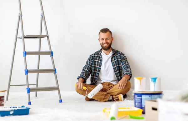 Remonty Mieszkaniu Szczęśliwy Człowiek Maluje Ścianę Bólem — Zdjęcie stockowe