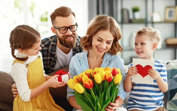 Happy Mother Day Ojciec Dzieci Pogratulować Matki Wakacje Dać Kwiat — Zdjęcie stockowe