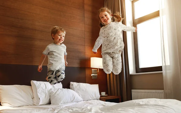 Gelukkig Kinderen Broer Zus Springen Bed Slaapkamer — Stockfoto