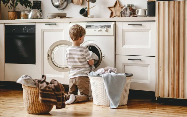 Irreconhecível Pequeno Chefe Família Menino Lavanderia Com Máquina Lavar Roupa — Fotografia de Stock