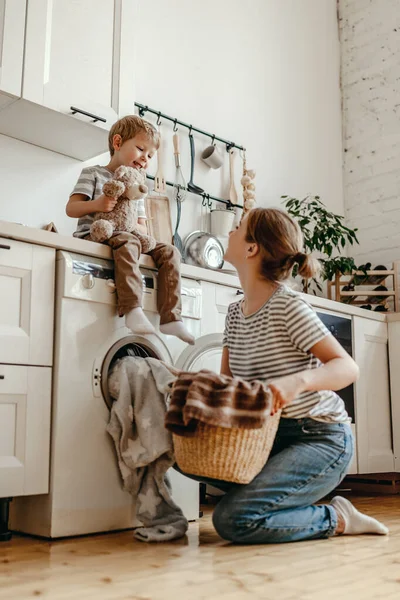 Família Feliz Mãe Dona Casa Filho Lavanderia Com Máquina Lavar — Fotografia de Stock