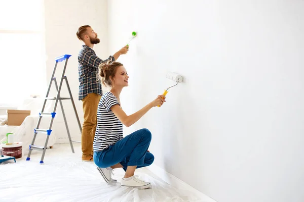 Cheerful Couple Young Man Woman Smiling Painting White Wall Roller — Stock Photo, Image