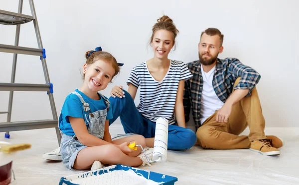 Renovação Apartamento Família Feliz Mãe Pai Filha Pinta Parede Com — Fotografia de Stock