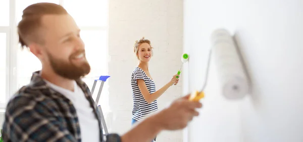 Cheerful Couple Young Woman Smiling Watching Boyfriend Painting White Wall — Stock Photo, Image