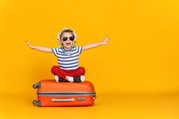 Niño Feliz Con Los Brazos Extendidos Boca Abierta Sentado Con — Foto de Stock