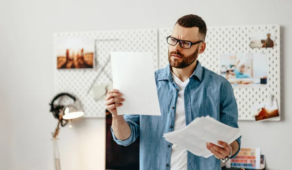 Ernstige Frons Jonge Man Casual Kleding Bril Lezen Van Documenten — Stockfoto