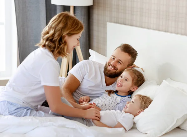 Щаслива Родина Мати Батько Діти Сміються Граються Лоскоче Ліжку Спальні — стокове фото