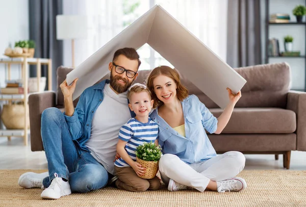 Genitori Allegri Con Bambino Sorridente Mantenendo Mockup Tetto Sopra Teste — Foto Stock