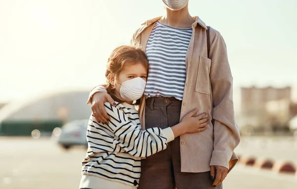 Wystraszona Dziewczynka Masce Medycznej Twarzy Przytulając Matkę Podczas Epidemii Koronawirusu — Zdjęcie stockowe