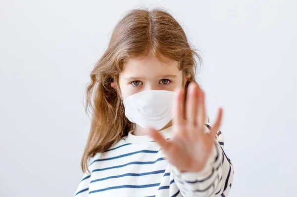 Niña Máscara Médica Mirando Cámara Haciendo Gesto Parada Durante Pandemia — Foto de Stock