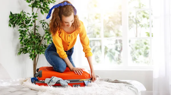 Gelukkig Jong Meisje Drukt Haar Voet Een Drukke Koffer Sluiten — Stockfoto