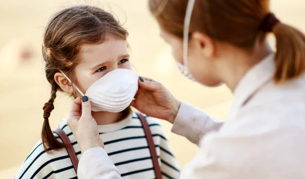 Adult Woman Putting Medical Mask Little Girl While Standing City — Stock Photo, Image