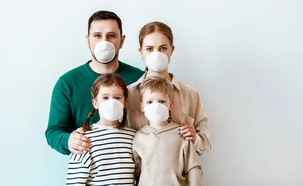 Parents Kids Medical Masks Looking Camera While Standing Gray Wall — Stock Photo, Image