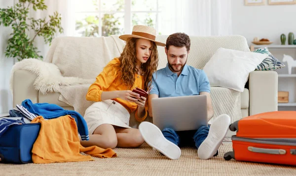 Stijlvolle Vrouw Met Hoed Het Bezit Van Paspoorten Terwijl Zitten — Stockfoto