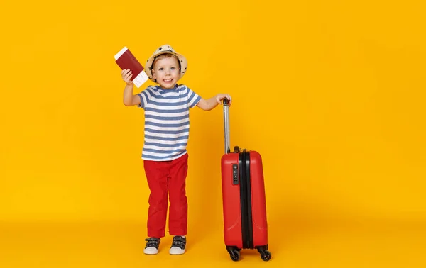 Glücklicher Kleiner Junge Mit Koffer Pass Und Fahrkarte Vor Gelbem — Stockfoto