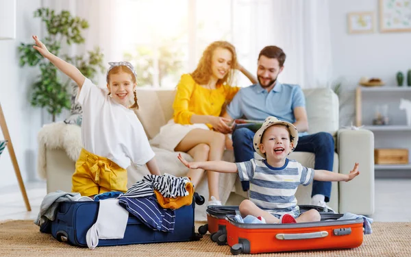 Riendo Hermanos Sentados Maletas Suelo Tomados Mano Vuelo Anticipando Viaje — Foto de Stock