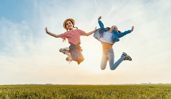 Van Beneden Van Vrolijke Zusjes Casual Kleding Plezier Hebben Springen — Stockfoto