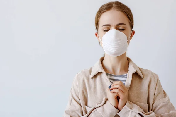 의료용 마스크를 코로나 바이러스 유행을 기도하고 — 스톡 사진