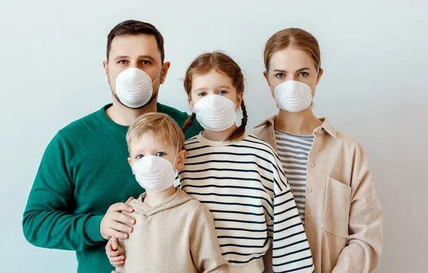 Parents Kids Medical Masks Looking Camera While Standing Gray Wall — Stock Photo, Image