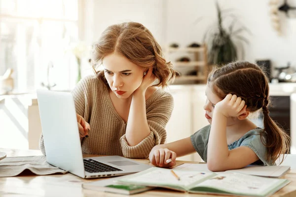 Soustředěná Mladá Žena Neformálním Oblečení Čtení Dat Notebooku Zatímco Sedí — Stock fotografie