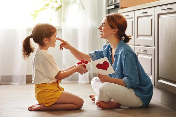 Feliz Niña Felicitando Madre Sonriente Dando Tarjeta Con Corazón Rojo —  Fotos de Stock