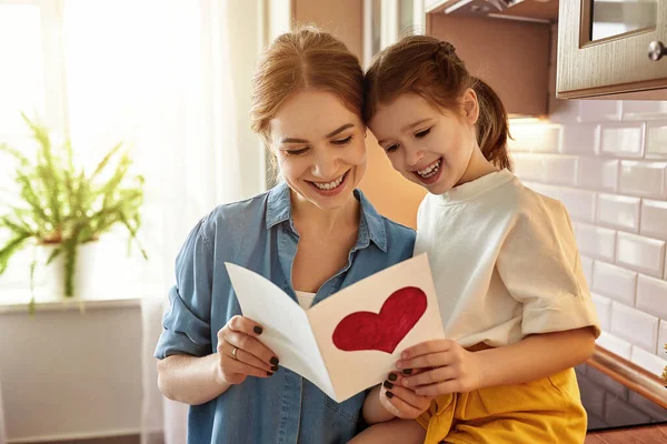 Ευτυχισμένο Κοριτσάκι Συγχαίροντας Χαμογελαστή Μητέρα Και Δίνοντας Κάρτα Κόκκινη Καρδιά — Φωτογραφία Αρχείου
