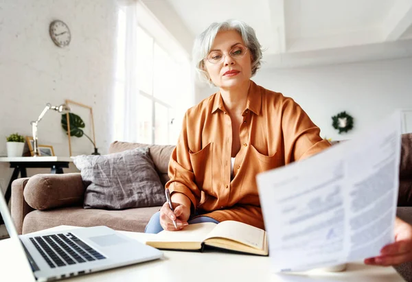 Mujer Anciana Examinando Papel Tomando Notas Mientras Está Sentado Sofá —  Fotos de Stock