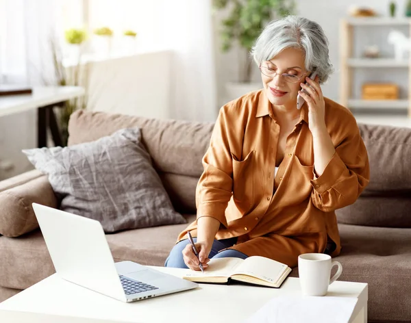 Senior Mulher Conversando Com Cliente Smartphone Escrevendo Bloco Notas Enquanto — Fotografia de Stock