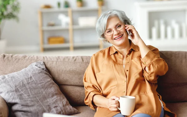 Glücklich Reifes Weibchen Mit Einer Tasse Heißgetränk Lächelnd Und Die — Stockfoto