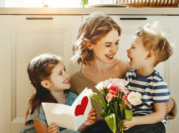 Niña Alegre Con Tarjeta Hermano Menor Con Ramo Flores Tulipán — Foto de Stock