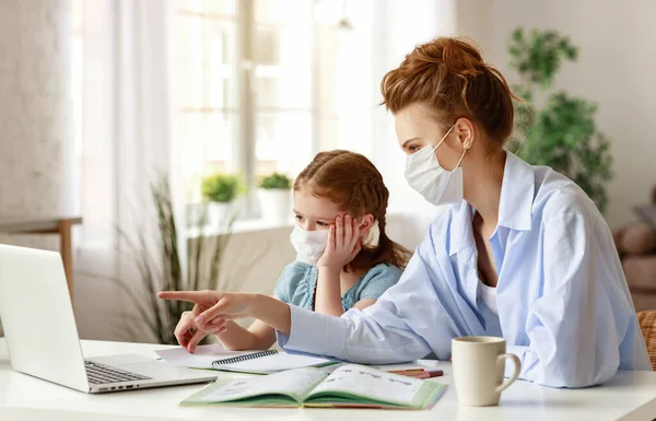 Giovane Donna Maschera Medica Che Indica Dati Sul Computer Portatile — Foto Stock