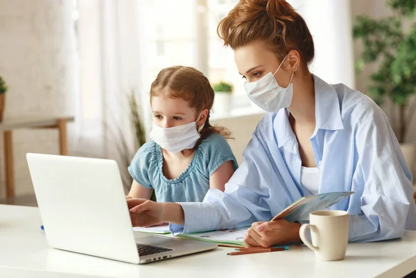 Giovane Donna Con Libro Testo Che Indica Assegnazione Sul Computer — Foto Stock