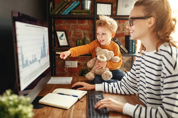 Lindo Niño Con Oso Peluche Sonriendo Apuntando Gráfico Monitor Computadora — Foto de Stock